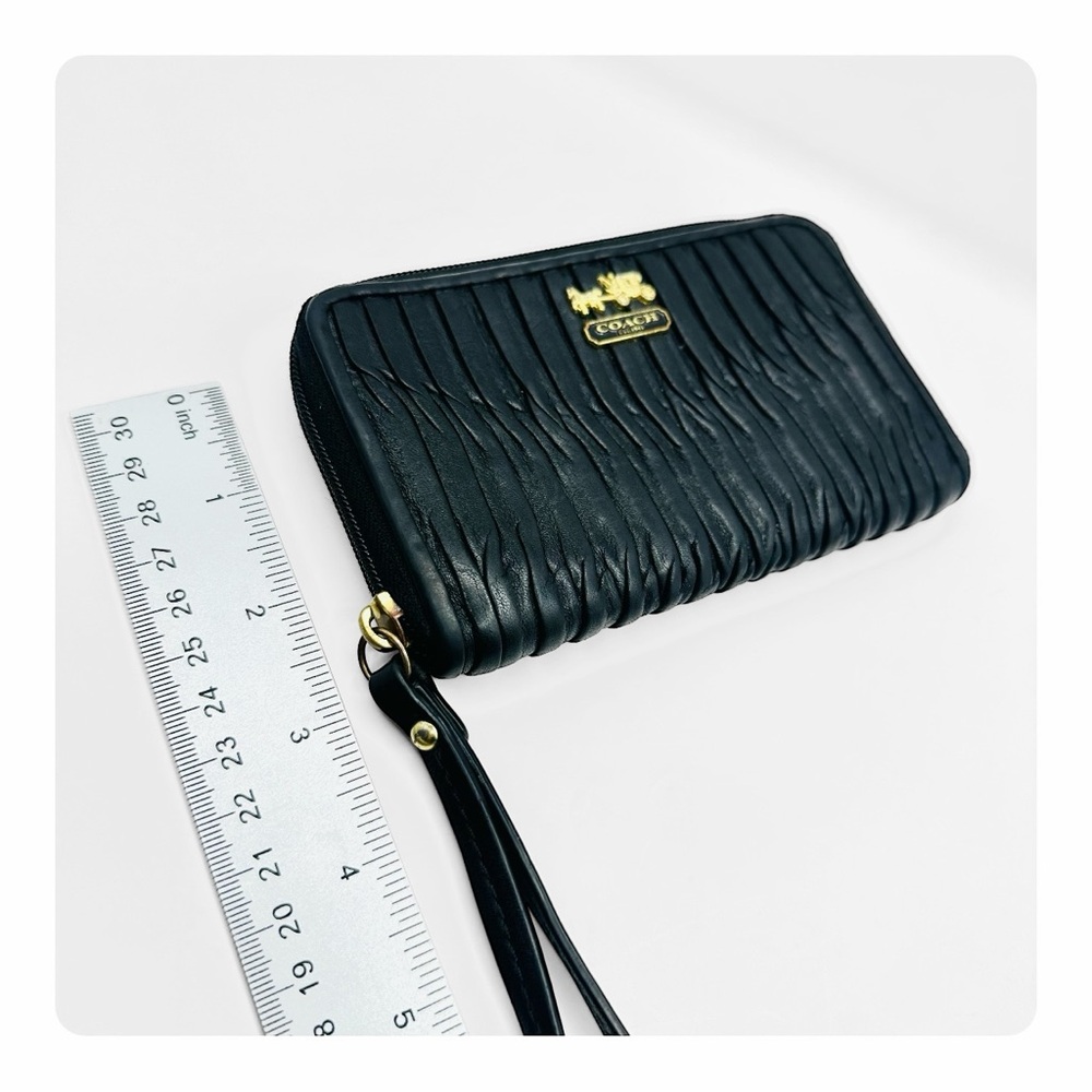β
Coach Madison Gathered Twist Pleated Leather Wallet / Wristlet - Black/Gold β
- Picture 11 of 14